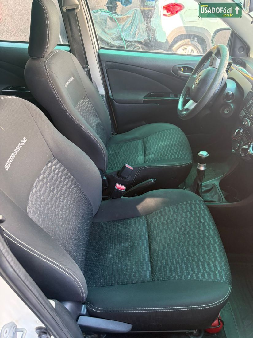 Toyota Etios Hatch Cross 1.5 Mecânico Flex 2014/2014 — foto 10 de 12