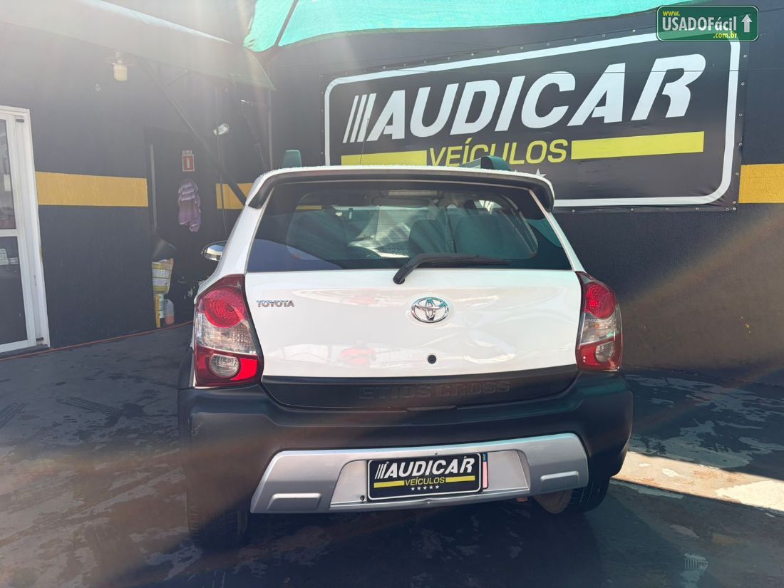 Toyota Etios Hatch Cross 1.5 Mecânico Flex 2014/2014 — foto 5 de 12