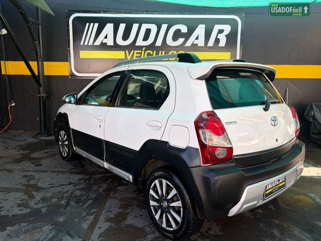 Toyota Etios Hatch Cross 1.5 Mecânico Flex 2014/2014 — foto 6 de 12