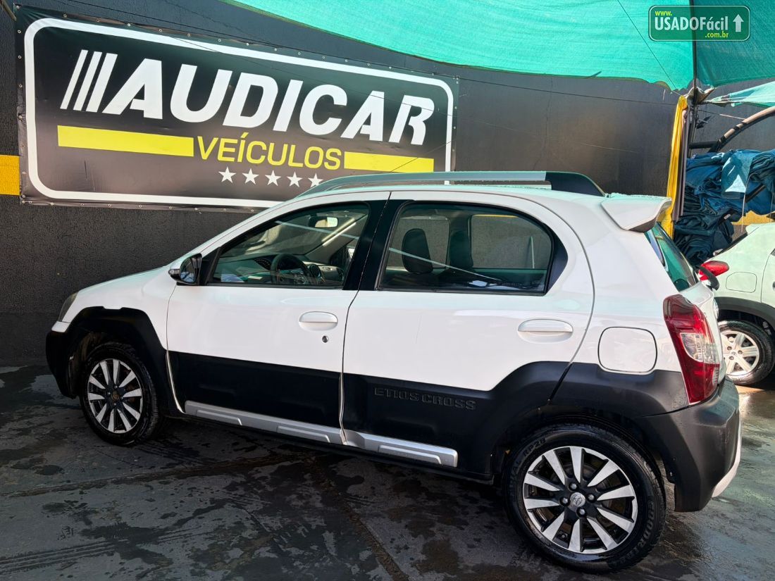 Toyota Etios Hatch Cross 1.5 Mecânico Flex 2014/2014 — foto 7 de 12